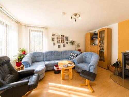 Wohnzimmer 1. Stockwerk - 8 Zimmer Mehrfamilienhaus, Wohnhaus zum Kaufen in Alpirsbach