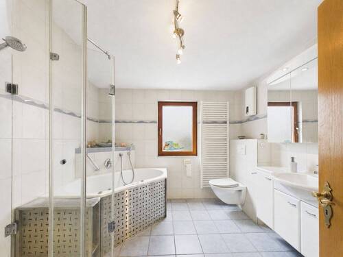 Badezimmer - Mehrfamilienhaus, Wohnhaus mit 218,00 m&sup2; in Alpirsbach zum Kaufen