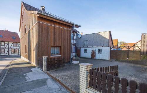 seitliche Objektansicht und Zufahrt - Mehrfamilienhaus, Wohnhaus mit 160,00 m&sup2; in Seesen zum Kaufen