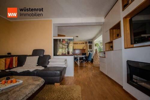 modernes Wohnzimmer mit Esstisch und Aquarium - 