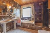 Tageslichtbad mit Badewanne und Dusche - 