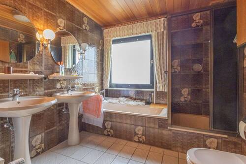 Tageslichtbad mit Badewanne und Dusche - 