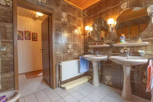 Tageslichtbad mit Badewanne und Dusche - 