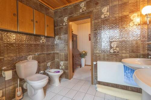 Tageslichtbad mit Badewanne und Dusche - 