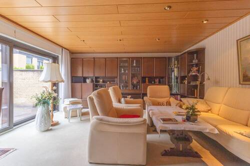 Wohnzimmer mit Zugang zur Terrasse - 