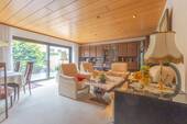 Wohnzimmer mit Zugang zur Terrasse - 