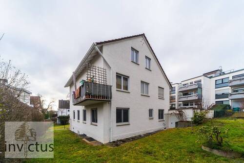 Rückansicht Haus - Bestlage Sillenbuch: 3-Familienhaus mit zwei verfügbaren Wohnungen und Wertsteigerungspotenzial