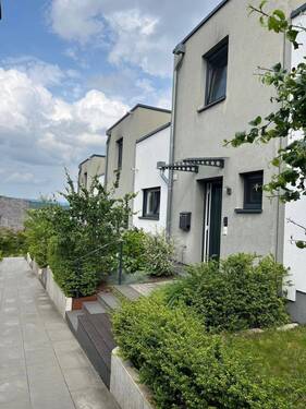 Modernes Reihenhaus - Modernes Reihenhaus mit schönem Garten in familienfreundlicher Lage