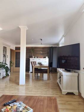 Wohnzimmer - Zentrumsnahe 3-Raum-Wohnung - 624,00 EUR Kaltmiete, ca.  96,00 m² Wohnfläche