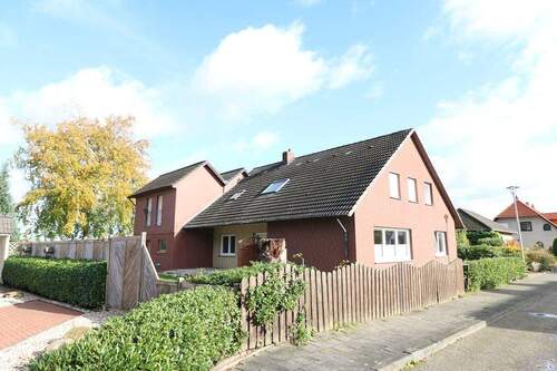 Bild - Geräumiges, modernisiertes Zweifamilienhaus mit Keller und Garagen