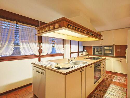 Geräumige, separate Küche - 8 Zimmer Einfamilienhaus in Aidlingen