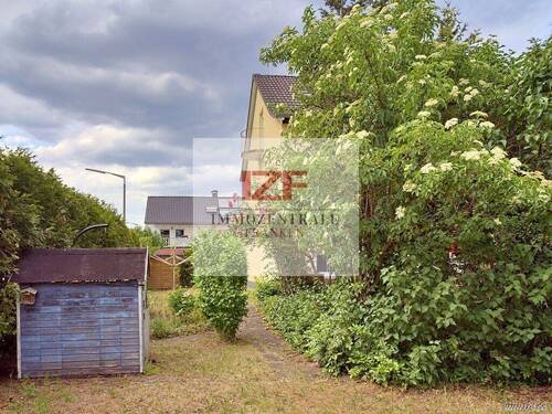 Garten mt eingewachsenem Bereich - 