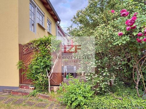 Blickdichte Grillecke - Familienfreundliches Reiheneckhaus im Ortskern von Eltersdorf: 4 Schlafzimmer, zwei Bäder, Terrasse
