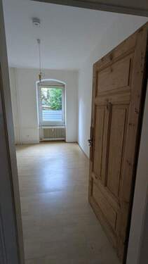 Zimmer zur Straße 1 - Erdgeschosswohnung in vorderen Westen, Nähe Bebelplatz