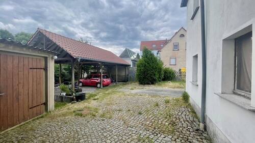 Hof mit Carport - 