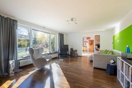 Helles Wohnzimmer - 6 Zimmer Einfamilienhaus zum Kaufen in Gilching