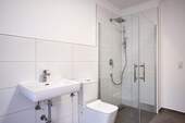 Bad mit WC und Walk-In-Dusche - 