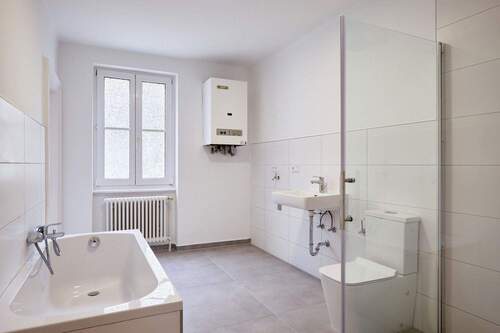 Blick ins Bad vom Flur - 