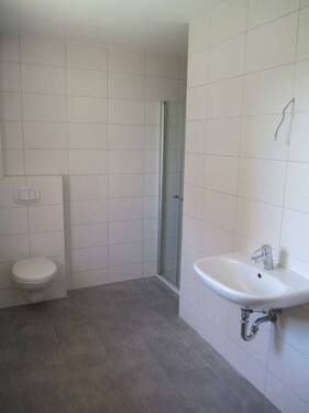 Badezimmer mit Dusche (Whg. links) - 