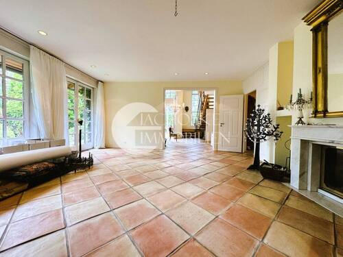 Exklusives Wohnzimmer mit Blick zur Galerie und offenem Raumkonzept - 