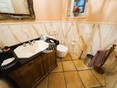 „Edles Gäste-WC mit Marmorelementen - 