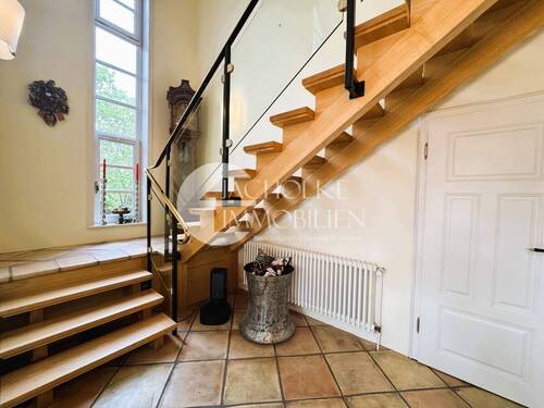 Stilvolle Treppe mit Zugang zur offenen Galerie - 