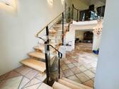 Offene Galerie mit stilvoller Treppe - 