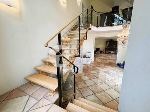 Offene Galerie mit stilvoller Treppe - 