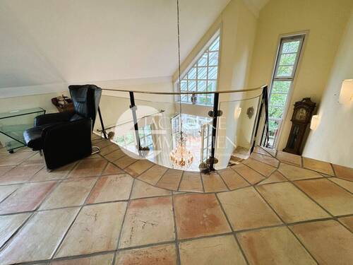 Offene Galerie im Dachgeschoss mit Blick in das Erdgeschoss - 