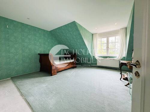 Herrenzimmer im Dachgeschoss mit Blick in den Garten - 