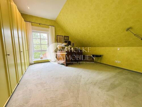 Damenzimmer im Dachgeschoss mit bodentiefem Fenster - 