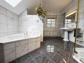 Exklusives Badezimmer mit Wanne, Dusche und Marmorelementen - 
