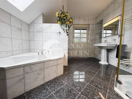 Exklusives Badezimmer mit Wanne, Dusche und Marmorelementen - 