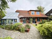 Repräsentative Außenansicht aus dem gepflegten Gartenbereich - Einfamilienhaus mit 210,00 m&sup2; in Rosche zum Kaufen