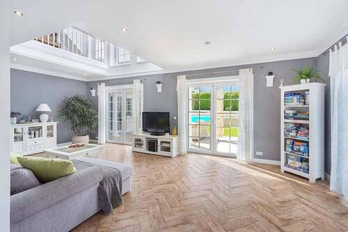 Wohnzimmer mit Galerie - 1 Zimmer Einfamilienhaus in Scheyern