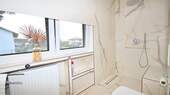 ...mit angrenzenden Duschbad - 