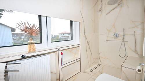 ...mit angrenzenden Duschbad - 