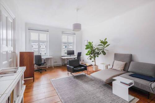 Wohnzimmer - Im Herzen vom begehrten Graefekiez: 2-Zimmer-Altbauwohnung