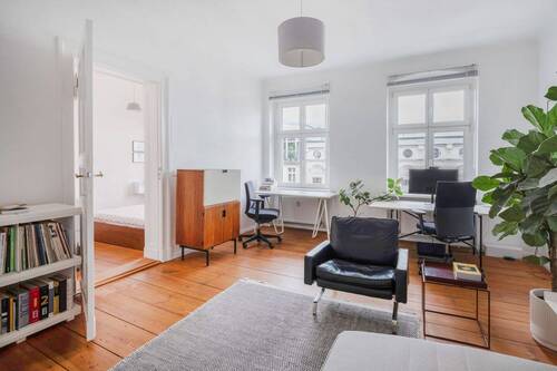 Wohnzimmer mit Blick ins Schlafzimer - 2 Zimmer Etagenwohnung zum Kaufen in Berlin