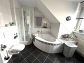 Tageslichtbad mit Dusche und Wanne - 