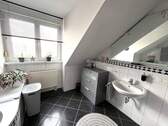 Tageslichtbad mit Dusche und Wanne - 