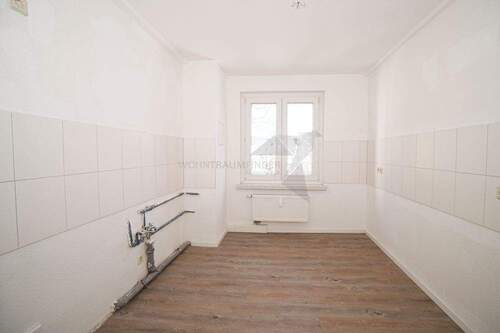 Küche mit Fenster und Fliesenspiegel - 