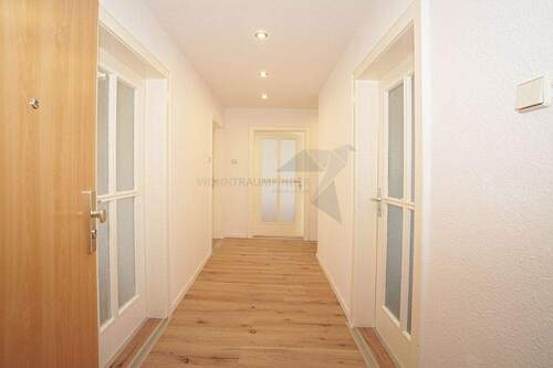 Flur-Eingangsbereich - 3 Zimmer Etagenwohnung zur Miete in Chemnitz