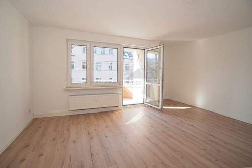 Wohnzimmer mit Balkonzugang - 