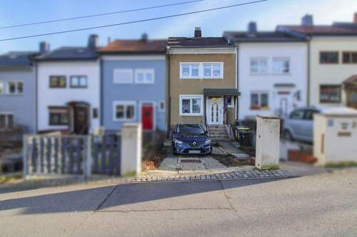 Vorderansicht - Ab Frühsommer bezugsfreies Reihenmittelhaus mit Garten und 2 Stellplätzen in Borna Heinersdorf