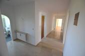 Flur - Guter Grundriss, renoviert und hell: Große Erdgeschosswohnung in Oberpframmern