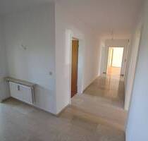 Guter Grundriss, renoviert und hell: Große Erdgeschosswohnung in Oberpframmern