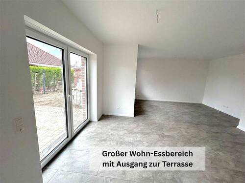 Großer Wohn-Essbereich mit Ausgang zur Terrasse - 