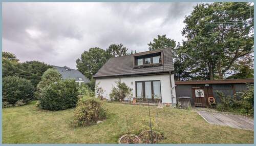 Südseite mit Carport Zugang und Holzdeck - 