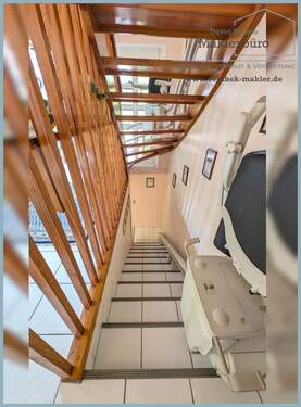 Kellerzugang mit massiver Treppe - 